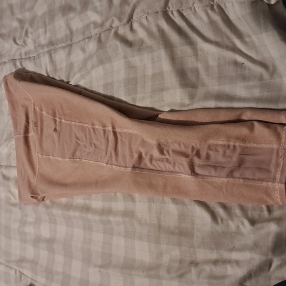 Fabletics blush colored leggings 3/4 length size M. 2 side pockets and mesh. - Picture 2 of 4